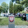 ▲	Obelisk z herbem Sandomierza w alei Partnerstwa.