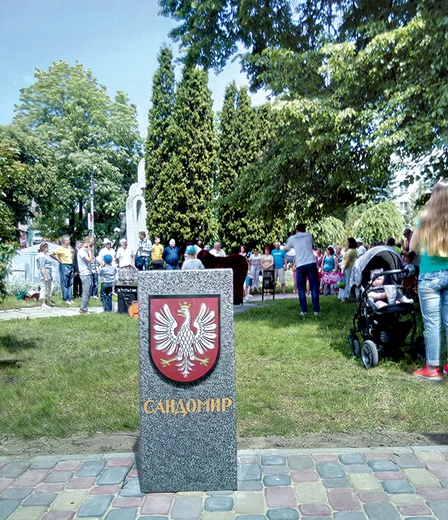 ▲	Obelisk z herbem Sandomierza w alei Partnerstwa.