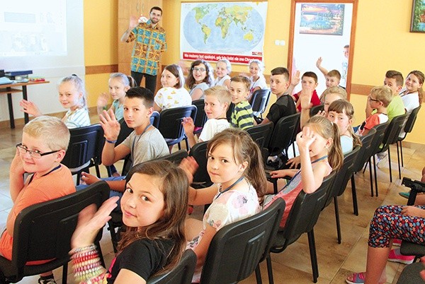 Pozdrowienia od małych misjonarzy, którzy spędzili wakacje w Domu Formacji Misyjnej w Czchowie.
