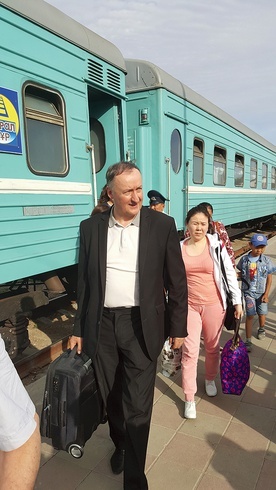 Po ponad dwunastu godzinach podróżowania pociągiem bp Andrzej dotarł do miejsca posługiwania kapłana diecezji tarnowskiej ks. Roberta Pyzika.