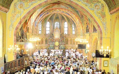 Po Eucharystii była procesja ze świecami do cudownego źródełka.