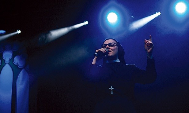 Siostra Cristina Scuccia na scenie przed katedrą w Opolu.
