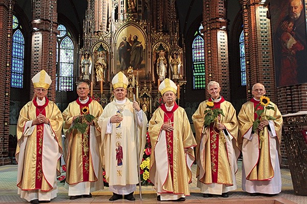 Jubilaci z biskupami. Od lewej: biskup senior Jan Wieczorek, ks. Gerard Wenzel, biskup gliwicki Jan Kopiec, biskup senior Gerard Kusz, ks. infułat Paweł Pyrchała i ks. Jan Plichta.