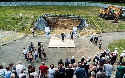 Akt podpisany, kamień wmurowany… Na terenie Górnośląskiego Centrum Rehabilitacji ruszyły prace.