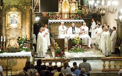 W kościele Podwyższenia Krzyża Świętego. Z lewej ikona Maryi.