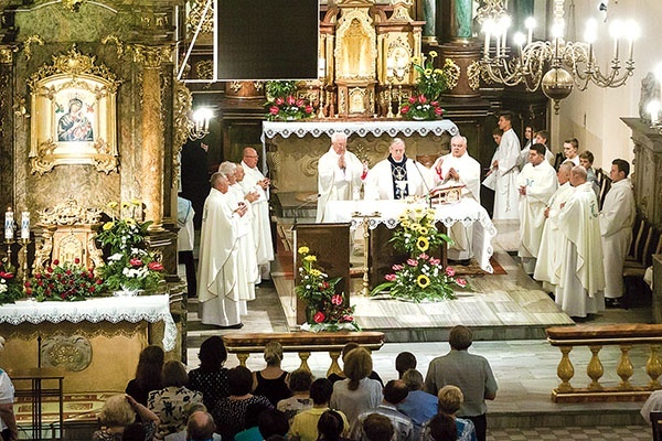 W kościele Podwyższenia Krzyża Świętego. Z lewej ikona Maryi.