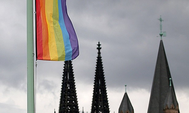 Tęczowa flaga zawisła  na wprost katedry i kościoła  św. Marcina po tym,  jak niemiecki parlament uznał, że małżeństwo mogą utworzyć osoby tej samej płci. 
30.06.2017 Kolonia, Niemcy