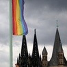Tęczowa flaga zawisła  na wprost katedry i kościoła  św. Marcina po tym,  jak niemiecki parlament uznał, że małżeństwo mogą utworzyć osoby tej samej płci. 
30.06.2017 Kolonia, Niemcy