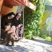 Matka Weronika i s. Ludwika podczas rekreacji w klasztornym ogrodzie.