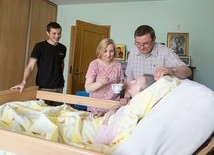 Michał, Małgorzata i Jerzy Polaczkowie przy Cecylii Buchwald, od 4 lat cierpiącej na chorobę Alzheimera.