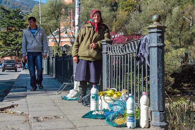 Rachów to miasto handlowe. Warto się tu zatrzymać, aby uzupełnić zapasy o świeże mleko czy warzywa. Panie sprzedają to wszystko wprost z ulicy.