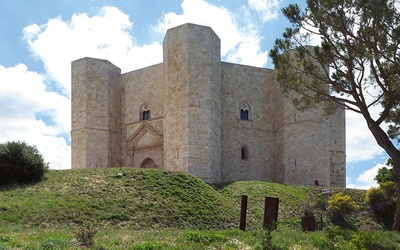Nie bardzo wiadomo, w jakim celu cesarz Fryderyk II Hohenstauf w 1240 r. postanowił wybudować Castel del Monte.