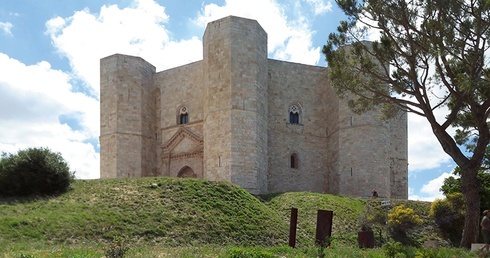 Nie bardzo wiadomo, w jakim celu cesarz Fryderyk II Hohenstauf w 1240 r. postanowił wybudować Castel del Monte.