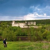 Do Sidorowa można dojechać z Kamieńca, są tam ruiny zamku wybudowanego z łupanego kamienia około 1640 r. przez Marcina Kalinowskiego, hetmana wielkiego koronnego, na stromym wzgórzu. Dojazd pod sam zamek wymaga odrobiny odwagi, gdyż trzeba pokonać małą rzeczkę. Jeśli jest niski stan wody, nie stwarza to problemu.