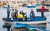 Tych mężczyzn czeka pracowita noc. Procida bywa uważana za wyspę rybaków, choć w rzeczywistości więcej jest tu marynarzy.