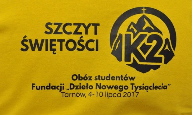 Charakterystyczny żółty podkoszulek z logo obozu