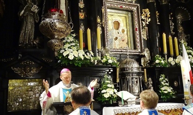 Eucharystii w kaplicy Matki Bożej przewodniczył bp Piotr Turzyński