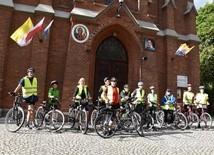 Pielgrzymi na rowerach przed sanktuarium św. Stanisława Kostki