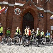 Pielgrzymi na rowerach przed sanktuarium św. Stanisława Kostki
