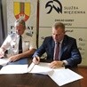 Dyrektor ZK w Łowiczu ppłk Krzysztof Sznicer i starosta łowicki Krzysztof Figat podpisują umowę