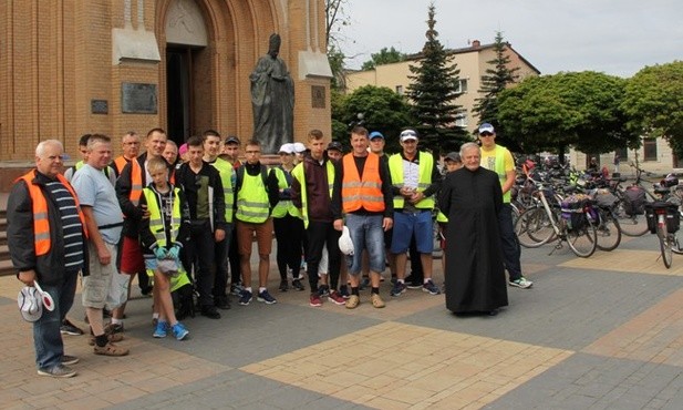 Ks. Jerzy Grochowski i jego grupa pielgrzymów rowerzystów przed radomską katedrą