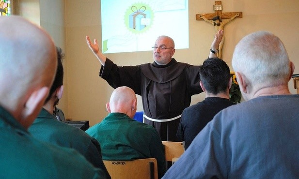 O. Rafał Kogut wśród osadzonych w cieszyńskim zakładzie karnym