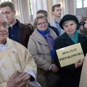 Przedstawiciele dekanatu pionkowiskiego odbierają różaniec i świecę na Jerycho Różańcowe