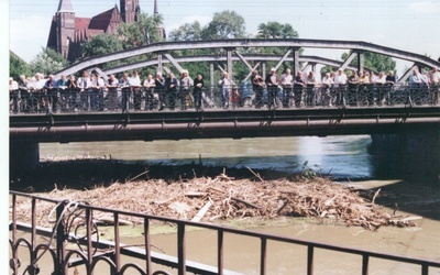 Mija 25 lat od powodzi tysiąclecia. „Dawaliśmy sobie znaki świeczkami, że jeszcze żyjemy”