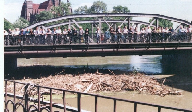 Mija 25 lat od powodzi tysiąclecia. „Dawaliśmy sobie znaki świeczkami, że jeszcze żyjemy”