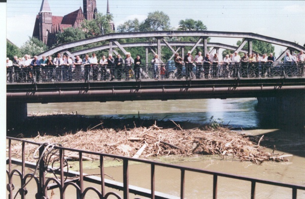 Mija 25 lat od powodzi tysiąclecia. „Dawaliśmy sobie znaki świeczkami, że jeszcze żyjemy”