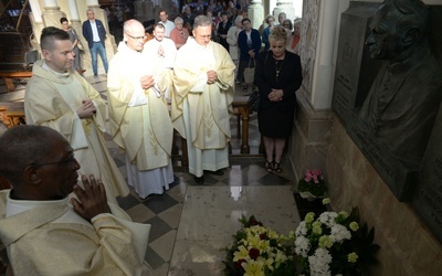 Po Mszy św. watykańska delegacja złożyła kwiaty na grobie abp. Zygmunta Zimowskiego, a wszyscy obecni odmówili modlitwę za zmarłych