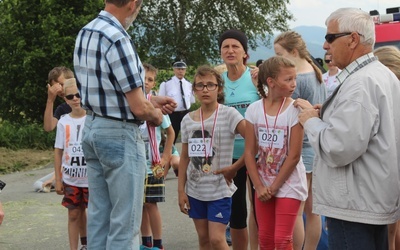 Na każdego z młodych biegaczy czekały na mecie pamiątkowe medale