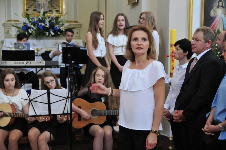 Bierzmowanie w parafii Krasienin. Świadectwo młodzieży i ich rodzin