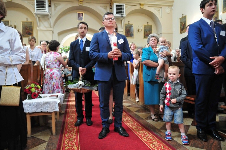 Bierzmowanie w parafii Krasienin. Świadectwo młodzieży i ich rodzin