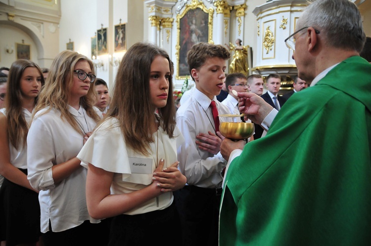 Bierzmowanie w parafii Krasienin. Świadectwo młodzieży i ich rodzin