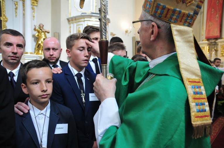 Bierzmowanie w parafii Krasienin. Świadectwo młodzieży i ich rodzin