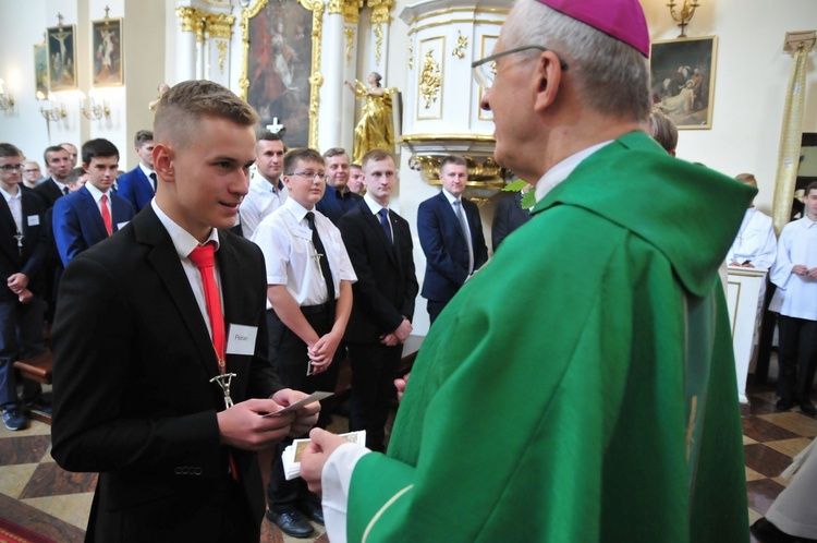 Bierzmowanie w parafii Krasienin. Świadectwo młodzieży i ich rodzin