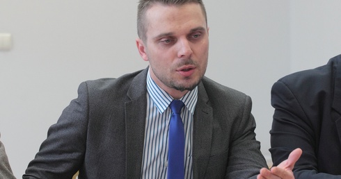 To nie pomnik jest straszny