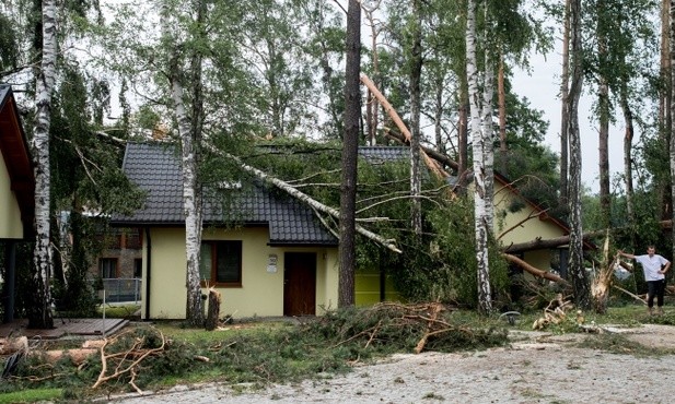 Po nocnych burzach brak prądu, zalane budynki