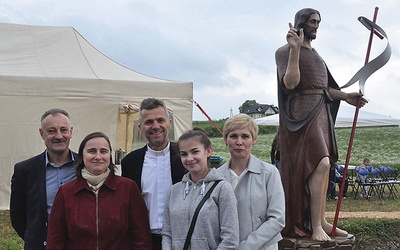 Księdzu Piecowi (w środku) pomagają m.in. (od lewej) Jan Iwański, przewodniczący rady parafialnej, Barbara Kubacka, Kinga Chronowska i Agata Kaleta.