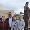 Księdzu Piecowi (w środku) pomagają m.in. (od lewej) Jan Iwański, przewodniczący rady parafialnej, Barbara Kubacka, Kinga Chronowska i Agata Kaleta.