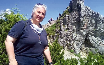 ◄	Siostra Cecylia przed wyjazdem odwiedza jeszcze polskie góry.