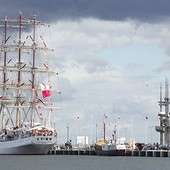 STS „Dar Młodzieży” zbudowany został w Stoczni Gdańskiej w 1981 roku. Uroczyste podniesienie bandery odbyło się 4 lipca 1982 r.