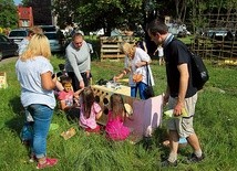 Kuchnia błotna już prawie gotowa. Zaraz będzie można upichcić pyszną zupę.