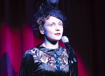 Druga część spektaklu to mistrzowskie wykonanie piosenek Édith Piaf.