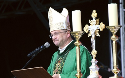 Aby przywrócić katedrę do poprzedniego stanu, trzeba milionów złotych, dlatego bp Tadeusz Lityński poprosił wiernych o pomoc.