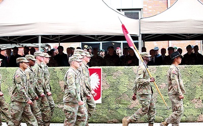 W dowództwie będą służyć oficerowie 13 państw NATO: Litwy, Łotwy, Estonii, Włoch, Węgier, Słowacji, Czech, Kanady, Wielkiej Brytanii, Hiszpanii, Stanów Zjednoczonych, Rumunii i Polski.