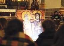 Młodzież medytuje ikonę „Jezus z przyjacielem”.