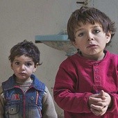 ▼	Dzieci z wioski k. Aleppo, sieroty po matce, która zginęła w bombardowaniu.