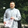▲	Ksiądz Jurij rozdaje ulotki z informacją o Mszach. Na Facebooku działa też grupa ukraińskich grekokatolików. Znaleźć ją można  po zeskanowaniu kodu QR. 